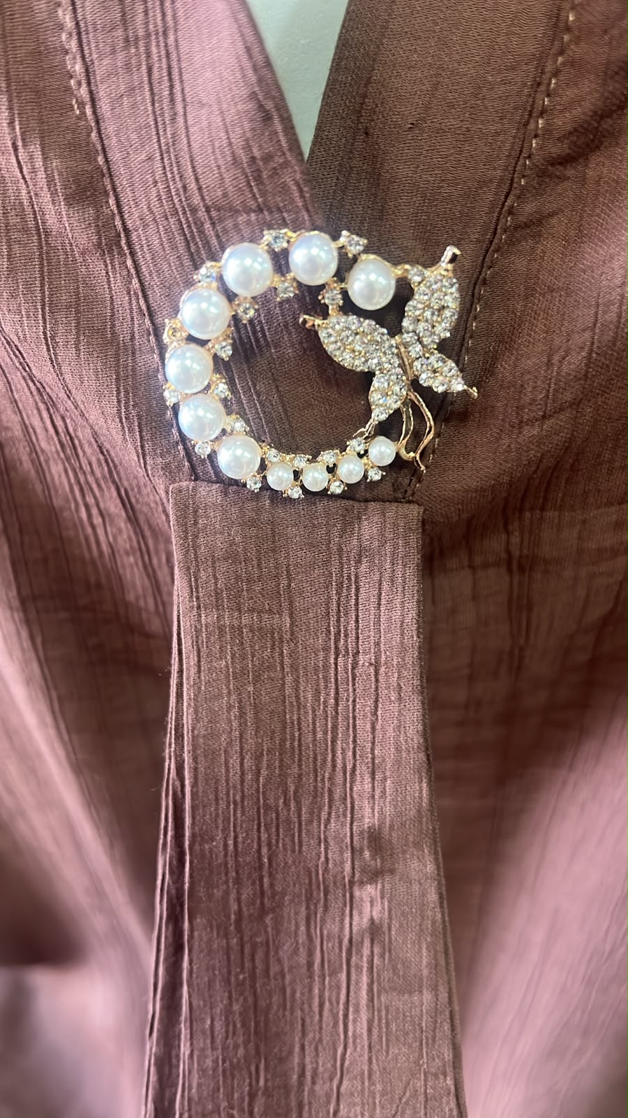Blusa Chantal, dettaglio spilla gioiello