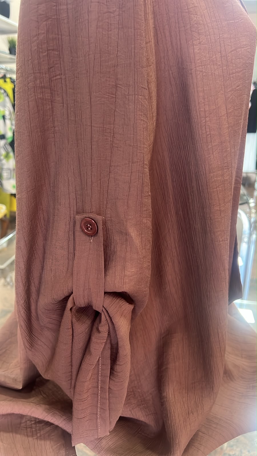 Blusa Chantal, dettaglio manica regolabile con martingala