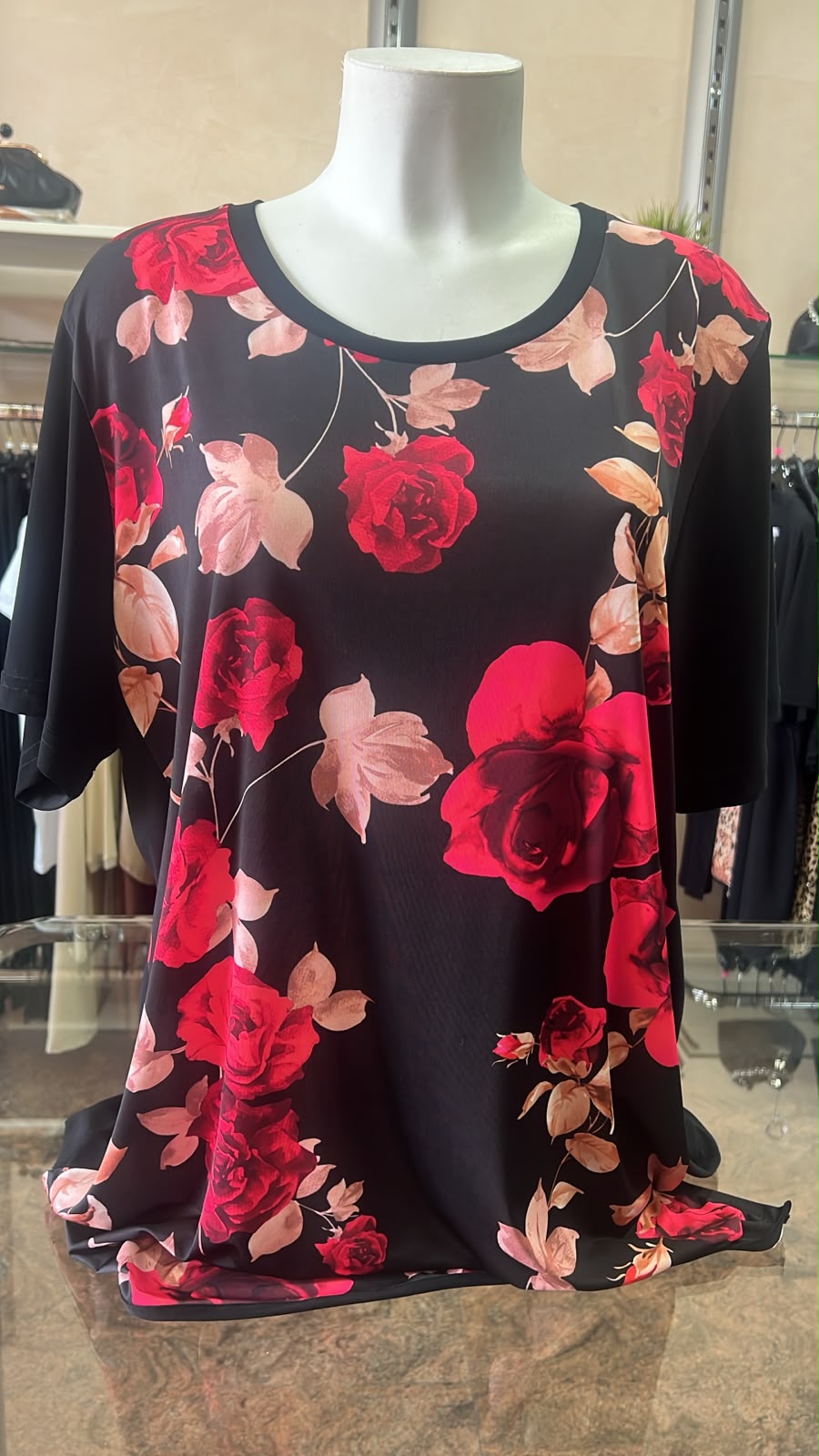 Blusa Sinfonia, stampa a rose su fondo nero, davanti